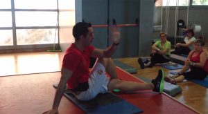 Aula de grupo de séniores em forma nos Centros Supera.