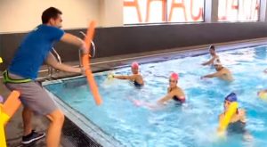 Aula de grupo de hidroginástica nos Centros Supera.