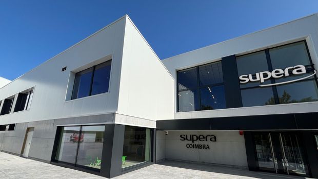 Fachada do CD Supera Coimbra. O mais inovador e sustentável de Portugal.